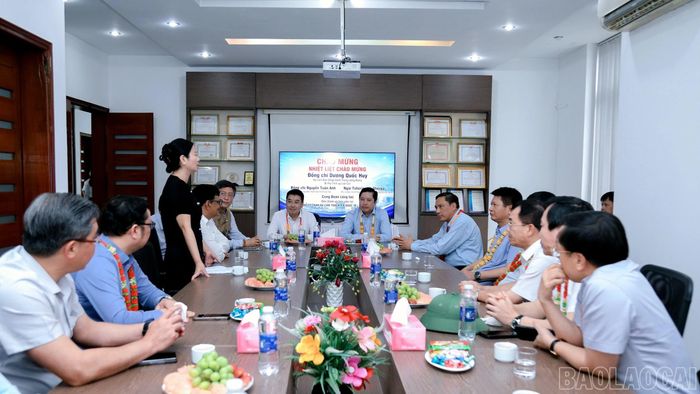 Các đồng chí trong Thường trực Tỉnh ủy thăm, kiểm tra tình hình hoạt động của Nhà máy chế biến đá cẩm thạch R.K quốc tế.