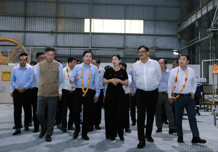 Các đồng chí trong Thường trực Tỉnh ủy thăm, kiểm tra tình hình hoạt động của Nhà máy chế biến đá cẩm thạch R.K quốc tế.