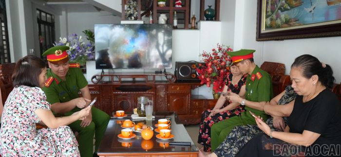 Công an phường Yên Bái hướng dẫn người dân sử dụng ứng dụng định danh điện tử VNeID.