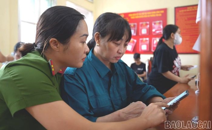 Cán bộ công an phường Yên Bái trực tiếp hỗ trợ người dân sử dụng ứng dụng VNeID ngay trong quá trình giải quyết thủ tục hành chính.