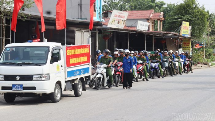 Với phương châm “Nghe dân nói, nói dân hiểu, làm dân tin”, khắp các địa phương trong tỉnh đã đồng loạt ra quân hưởng ứng chiến dịch "Mùa hè số cùng VNeID".