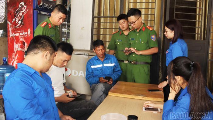 Các địa phương bố trí lực lượng trực tiếp xuống từng hộ dân, nhà văn hóa, khu dân cư hỗ trợ người dân kích hoạt tài khoản định danh điện tử mức độ 2, tích hợp các loại giấy tờ cá nhân.