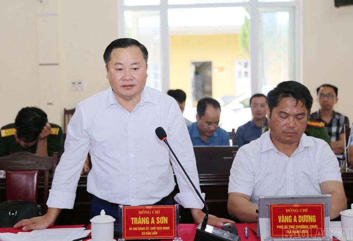 Đồng chí Tráng A Sơn - Bí thư Đảng ủy xã Bản Liền báo cáo tiến độ thực hiện sắp xếp thôn.