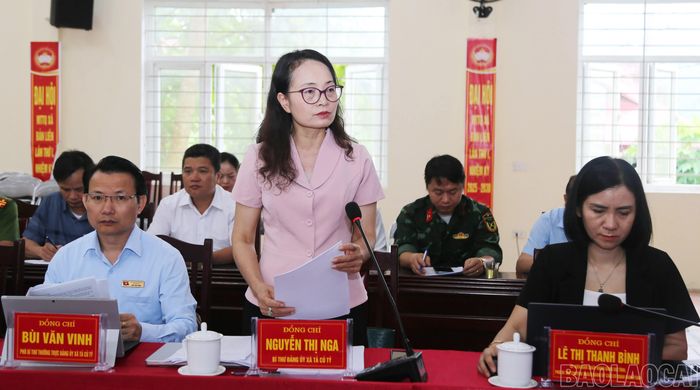 Đồng chí Nguyễn Thị Nga - Bí thư Đảng ủy xã Tả Củ Tỷ báo cáo công tác sắp xếp thôn trên địa bàn.