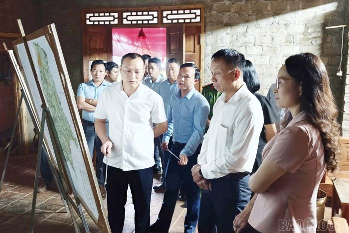 Phó Chủ tịch Thường trực HĐND tỉnh Vũ Quỳnh Khánh khảo sát công tác sắp xếp thôn tại xã Tả Củ Tỷ.