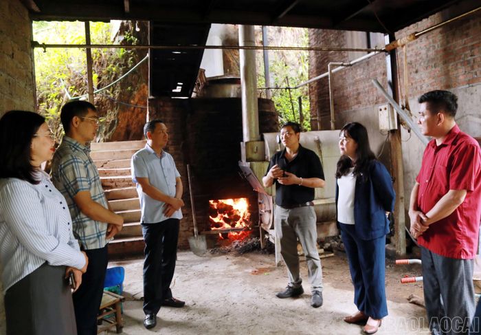 Đoàn công tác của HĐND tỉnh khảo sát tại Công ty cổ phần Kinh doanh các sản phẩm bản địa Tả Phìn (Sa Pa Napro).