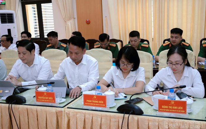 Các đại biểu dự buổi làm việc.