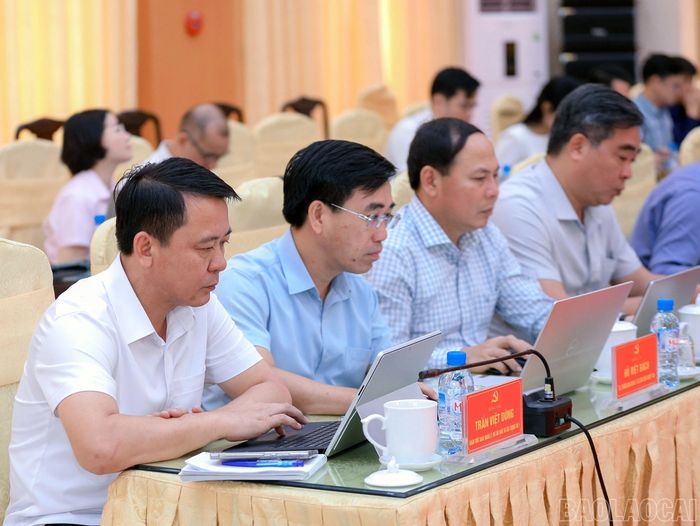 Các đại biểu dự buổi làm việc.