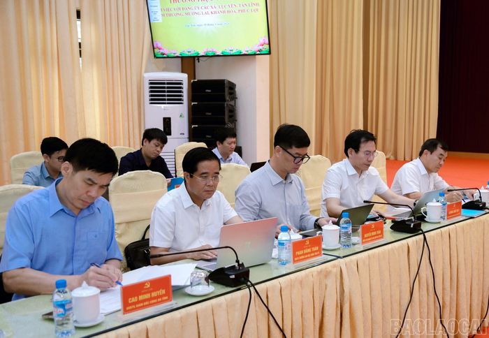Các đại biểu dự buổi làm việc.
