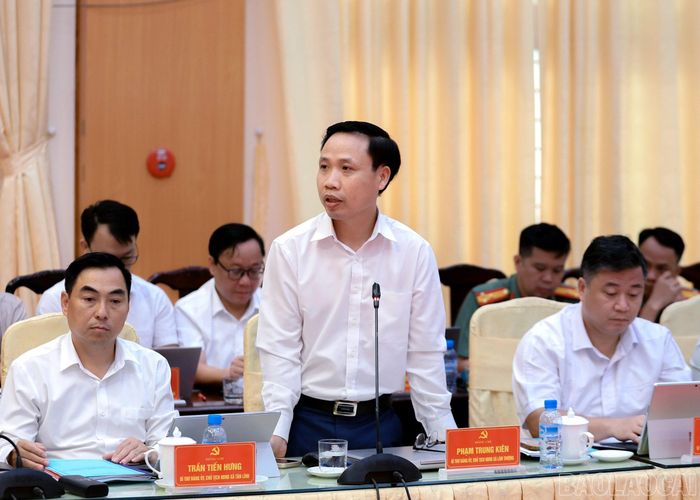 Lãnh đạo các xã phát biểu tại buổi làm việc.