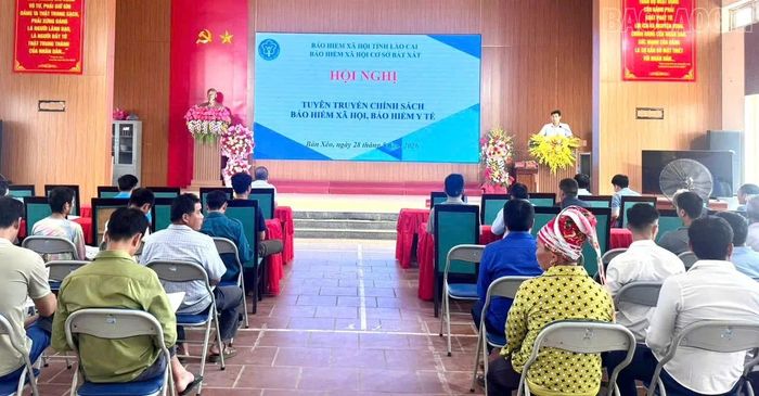 Hội nghị tuyên truyền chính sách bảo hiểm xã hội, bảo hiểm y tế dành cho các hộ kinh doanh tại xã Bản Xèo thu hút đông đảo người dân tham gia.