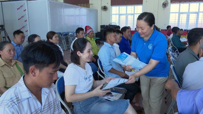 Cán bộ Bảo hiểm xã hội cơ sở Bát Xát phát tài liệu, tư vấn chính sách bảo hiểm xã hội, bảo hiểm y tế cho các hộ kinh doanh tại xã Bản Xèo.