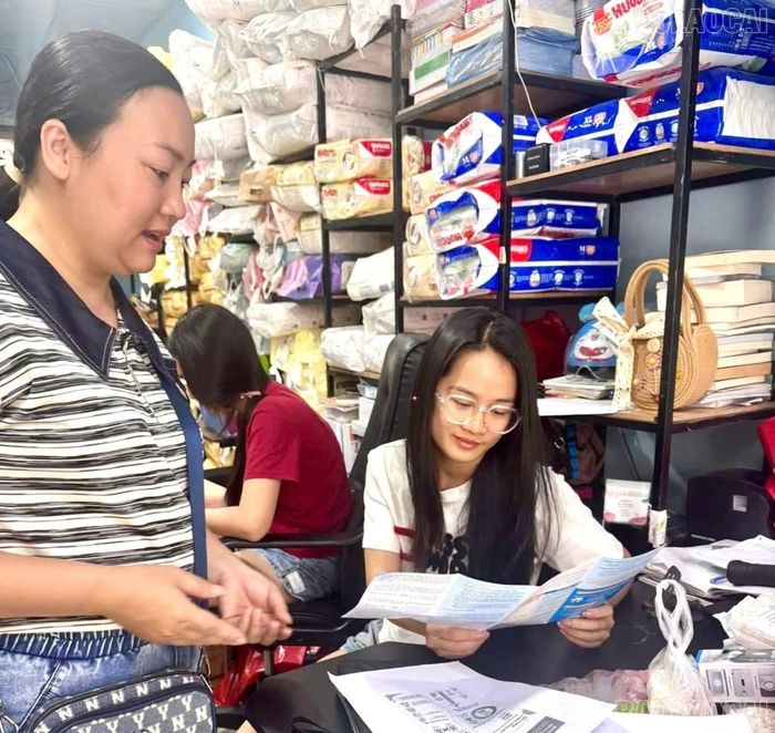 Các chủ hộ kinh doanh tìm hiểu về chính sách bảo hiểm xã hội.