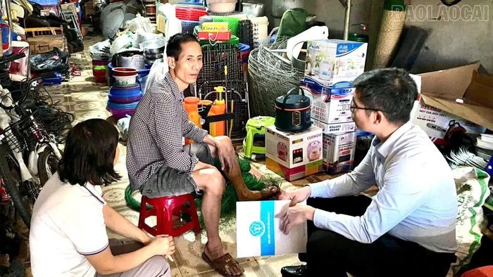 Cán bộ Bảo hiểm xã hội cơ sở Bát Xát trực tiếp đến cơ sở kinh doanh tuyên truyền, vận động các hộ tham gia bảo hiểm xã hội bắt buộc.