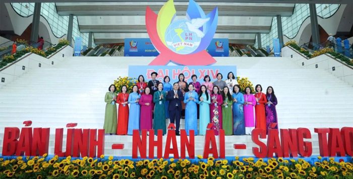 Ủy viên Bộ Chính trị, Bí thư Trung ương Đảng, Phó Thủ tướng Thường trực Phạm Gia Túc và Ban Thường vụ Trung ương Hội LHPN Việt Nam khóa XIV.