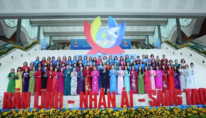 Ủy viên Bộ Chính trị, Bí thư Trung ương Đảng, Phó Thủ tướng Thường trực Phạm Gia Túc cùng Ban Chấp hành Trung ương Hội LHPN Việt Nam khóa XIV.