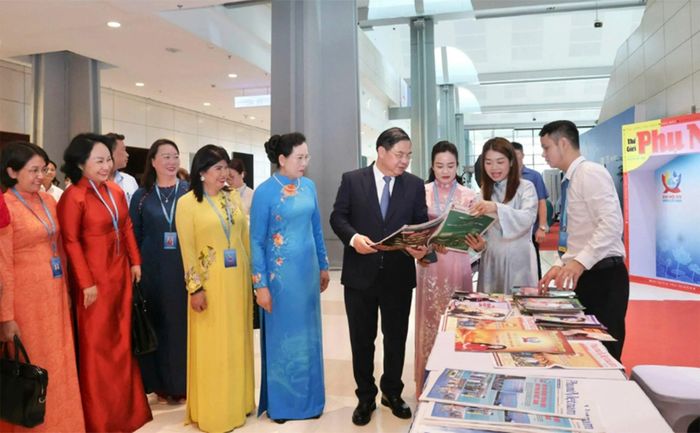 Ủy viên Bộ Chính trị, Bí thư Trung ương Đảng, Phó Thủ tướng Thường trực Phạm Gia Túc; Ủy viên TƯ Đảng, Phó Chủ tịch UBTƯ MTTQ Việt Nam, Chủ tịch Hội LHPN Việt Nam Lê Thị Thủy tham quan gian trưng bày Báo Phụ nữ Việt Nam tại Đại hội.