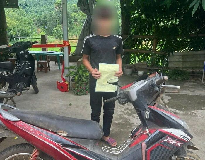 Công an xã Khánh Hòa phối hợp cùng Đội Cảnh sát giao thông đường bộ số 5 lập biên bản xử lý vi phạm theo quy định.