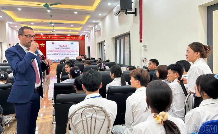 Trường Cao đẳng Lào Cai thường xuyên tổ chức các hoạt động kết nối giữa nhà trường và doanh nghiệp, tạo điều kiện để sinh viên tiếp cận thị trường lao động, tìm hiểu nhu cầu tuyển dụng.