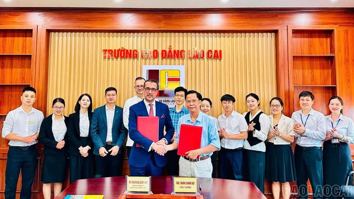 Trường Cao đẳng Lào Cai ký kết thỏa thuận hợp tác với nhiều doanh nghiệp trong và ngoài tỉnh.