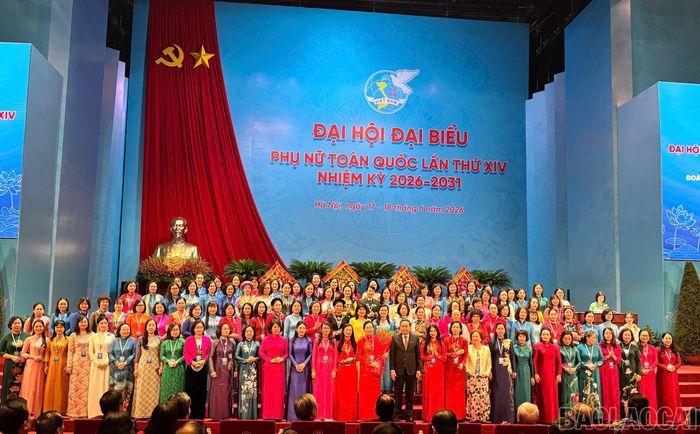 Ban Chấp hành Trung ương Hội Liên hiệp Phụ nữ Việt Nam khóa XIV ra mắt và chụp ảnh cùng các lãnh đạo Đảng, Nhà nước.