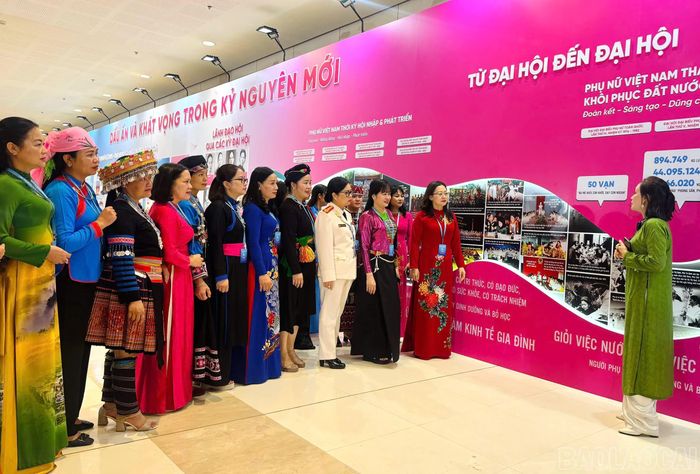 Đoàn đại biểu phụ nữ tỉnh Lào Cai tham quan Bảo tàng Phụ nữ Việt Nam.