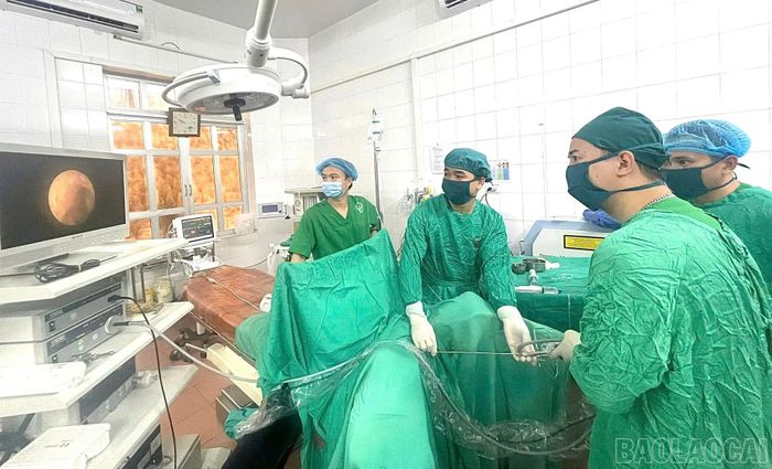Các bác sĩ thực hiện phẫu thuật nội soi cho bệnh nhi N.G.B.