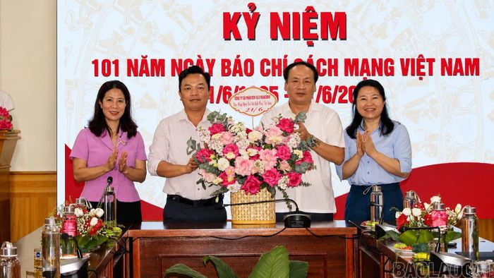 Đại diện các đơn vị tặng hoa, chúc mừng đội ngũ người làm báo Báo và Phát thanh, truyền hình Lào Cai.