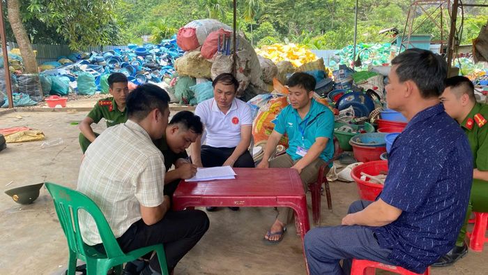 Công an xã Xuân Quang phối hợp với lực lượng chức năng kiểm tra, lập biên bản xử lý trường hợp đốt chất thải rắn thông thường trái quy định về bảo vệ môi trường.