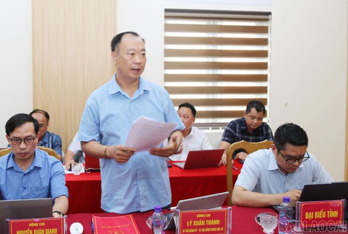 Đồng chí Lý Xuân Thành - Bí thư Đảng ủy xã Cốc Lầu báo cáo tiến độ sắp xếp thôn trên địa bàn.