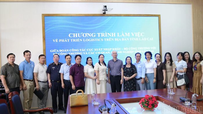 Đoàn công tác chụp ảnh lưu niệm.