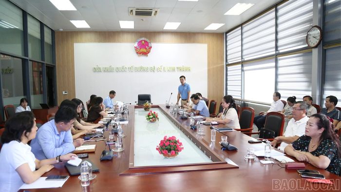 Các đại biểu dự buổi làm việc.