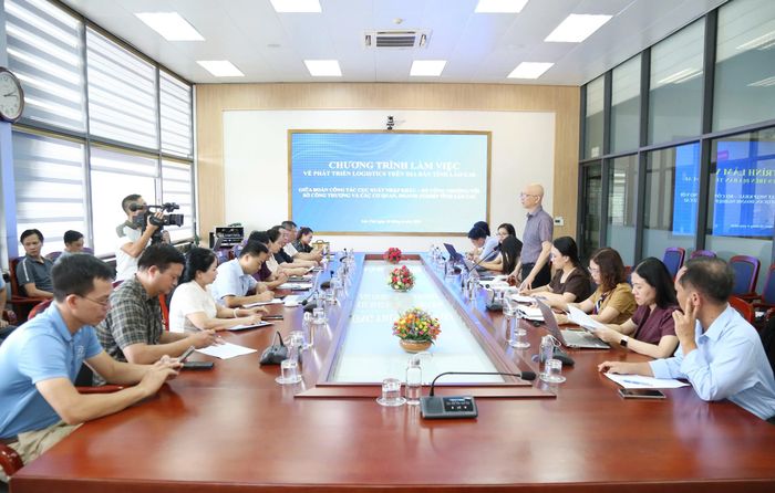 Quang cảnh buổi làm việc.
