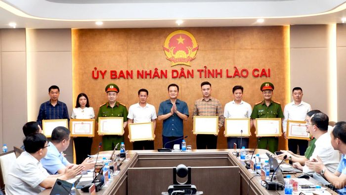 Đồng chí Giàng Quốc Hưng trao Bằng khen của Chủ tịch UBND tỉnh cho 9 tập thể và 14 cá nhân.
