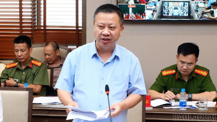 Lãnh đạo Sở Nội vụ báo cáo tóm tắt kết quả thực hiện nhiệm vụ cải cách hành chính.