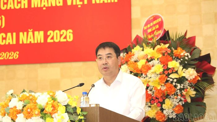 Đồng chí Nguyễn Tuấn Anh - Phó Bí thư Tỉnh ủy, Chủ tịch UBND tỉnh phát biểu tại chương trình gặp mặt.