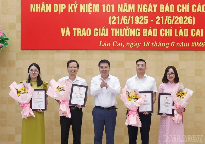 Đồng chí Nguyễn Tuấn Anh - Phó Bí thư Tỉnh ủy, Chủ tịch UBND tỉnh trao Giải A cho các tác giả, nhóm tác giả.