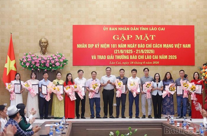 Lãnh đạo HĐND tỉnh và Sở Văn hóa, Thể thao và Du lịch tỉnh trao Giải C cho các tác giả, nhóm tác giả.