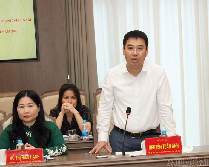 Đồng chí Nguyễn Tuấn Anh - Phó Bí thư Tỉnh ủy, Chủ tịch UBND tỉnh trả lời, làm rõ các kiến nghị, phản ánh của các cơ quan báo chí.