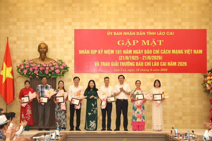 Các đồng chí lãnh đạo tỉnh trao Kỷ niệm chương và tặng hoa cho các hội viên Hội Nhà báo.