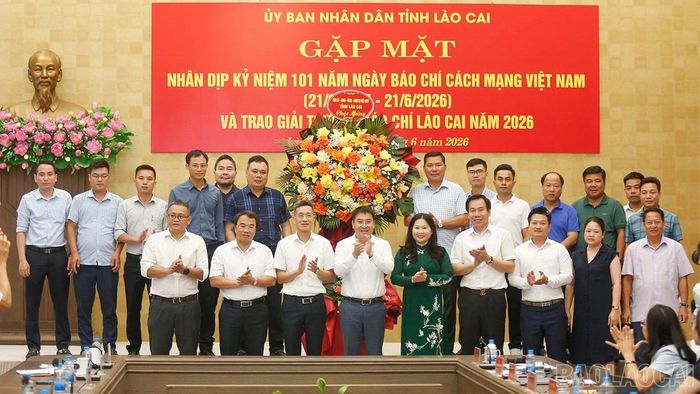 Các đồng chí lãnh đạo tỉnh tặng hoa chúc mừng các cơ quan báo chí.