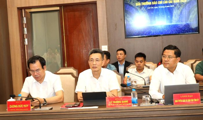 Các đồng chí lãnh đạo Ban Tuyên giáo và Dân vận Tỉnh ủy, Báo và Phát thanh, Truyền hình tỉnh tham dự chương trình gặp mặt.