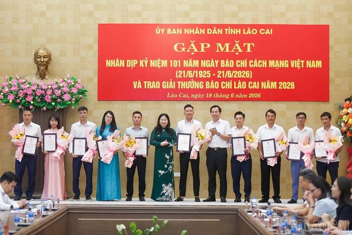 Đồng chí Dương Đức Huy - Trưởng Ban Tuyên giáo và Dân vận Tỉnh ủy và đồng chí Vũ Thị Hiền Hạnh - Phó Chủ tịch UBND tỉnh trao Giải B cho các tác giả, nhóm tác giả.