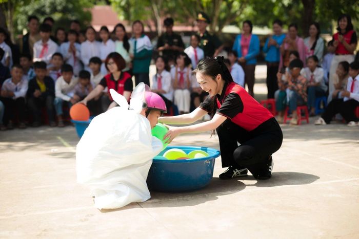 Ca sĩ Hiền Thục tham gia trò chơi cùng học sinh.