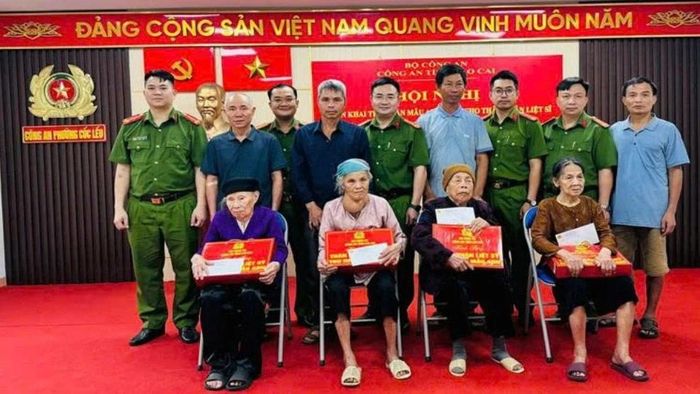 Công an tỉnh tặng quà thân nhân liệt sĩ.