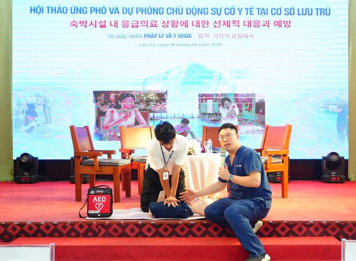 Diễn tập tình huống khẩn cấp y tế tại chỗ.
