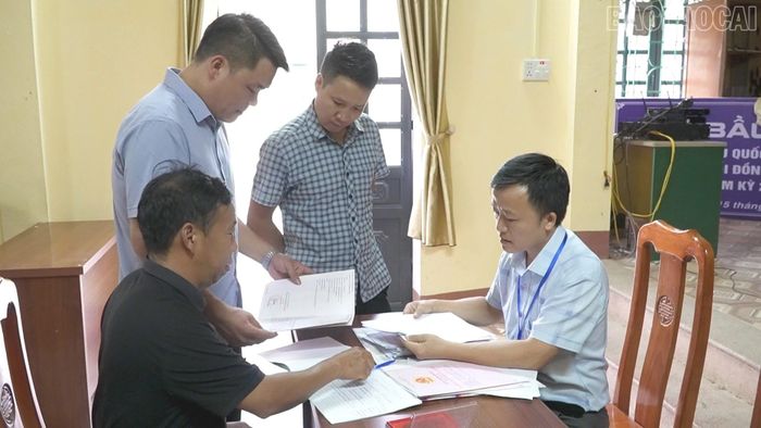 Lãnh đạo UBND xã và Phòng Kinh tế xã Mù Cang Chải kiểm tra lại các thông tin khi bàn giao giấy chứng nhận quyền sử dụng đất cho người dân.