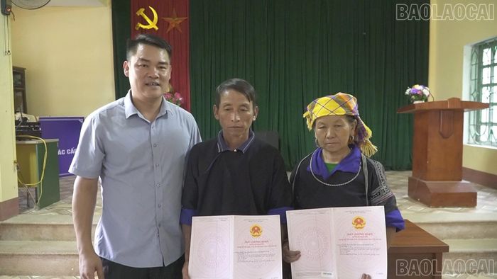 Ông Khang A Cầu cùng vợ là Lý Thị Bầu nhận lại giấy chứng nhận quyền sử dụng đất đã được UBND xã Mù Cang Chải đính chính.