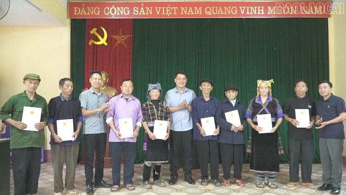 Các hộ dân phấn khởi nhận lại giấy chứng nhận quyền sử dụng đất sau 10 năm chờ đợi.