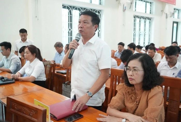 Đại biểu tham gia ý kiến tại hội nghị.